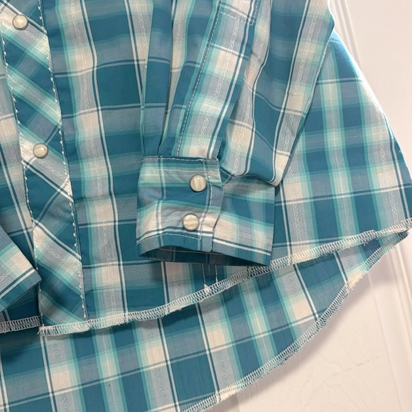 Like New Wrangler Pearl Button Down! - Picture 2 of 4